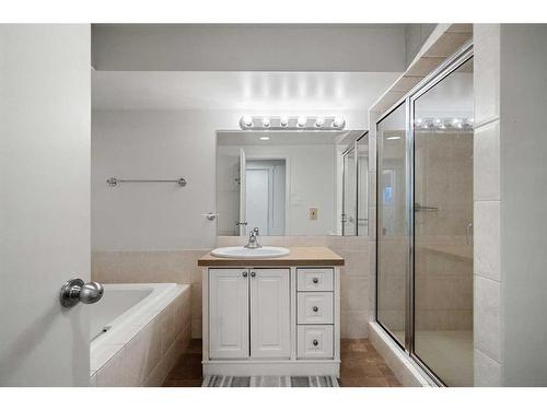 1102 Levis Avenue Sw, Calgary, AB - Indoor Photo Showing Bathroom