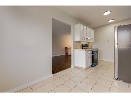 307 42 Street Se, Calgary, AB - Indoor Photo Showing Kitchen