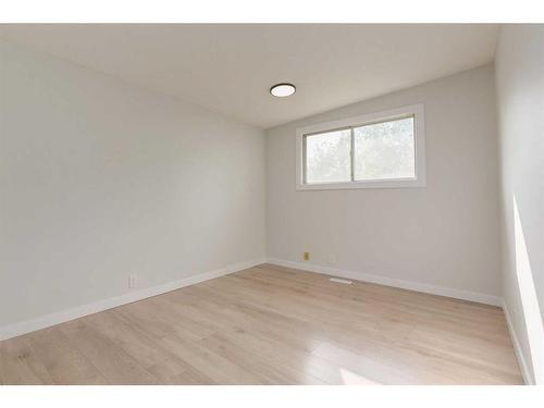 307 42 Street Se, Calgary, AB - Indoor Photo Showing Other Room