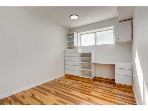 307 42 Street Se, Calgary, AB - Indoor Photo Showing Other Room