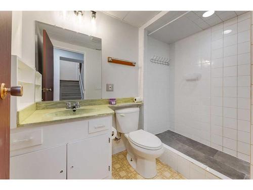 307 42 Street Se, Calgary, AB - Indoor Photo Showing Bathroom