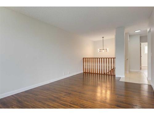 307 42 Street Se, Calgary, AB - Indoor Photo Showing Other Room