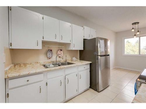 307 42 Street Se, Calgary, AB - Indoor Photo Showing Kitchen