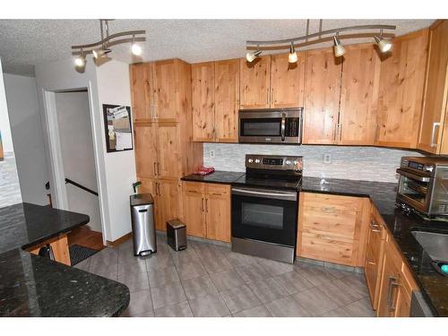 147 Berkshire Close Nw, Calgary, AB - Indoor Photo Showing Kitchen