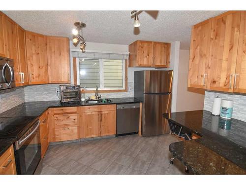 147 Berkshire Close Nw, Calgary, AB - Indoor Photo Showing Kitchen