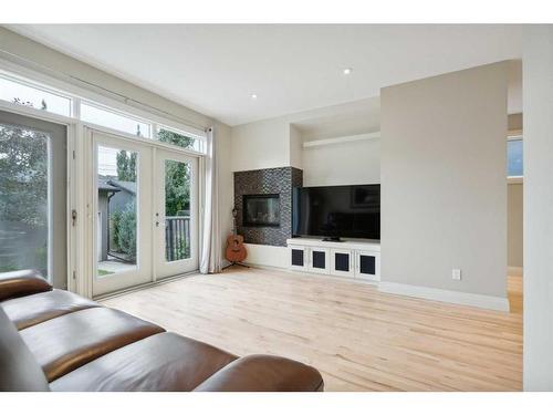 5024 21A Street Sw, Calgary, AB - Indoor Photo Showing Living Room