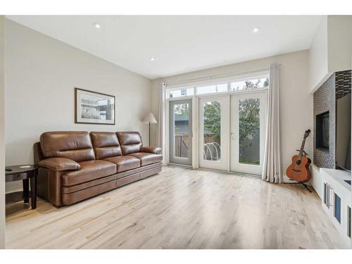 5024 21A Street Sw, Calgary, AB - Indoor Photo Showing Living Room