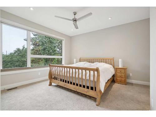 5024 21A Street Sw, Calgary, AB - Indoor Photo Showing Bedroom