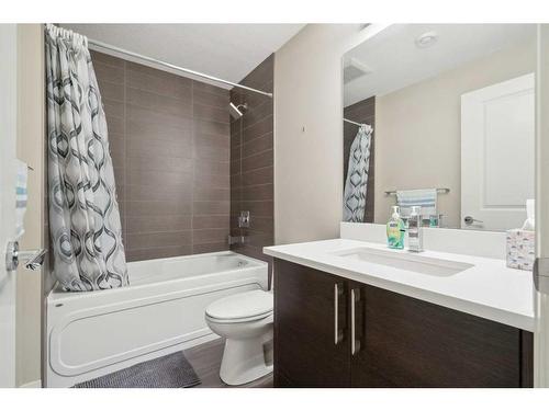 5024 21A Street Sw, Calgary, AB - Indoor Photo Showing Bathroom