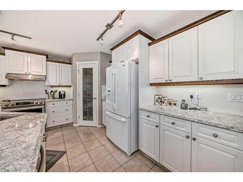 169 Rockbluff Close Nw, Calgary, AB - Indoor Photo Showing Kitchen