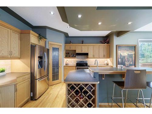 12461 Crestmont Boulevard Sw, Calgary, AB - Indoor Photo Showing Kitchen