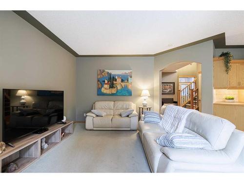 12461 Crestmont Boulevard Sw, Calgary, AB - Indoor Photo Showing Living Room