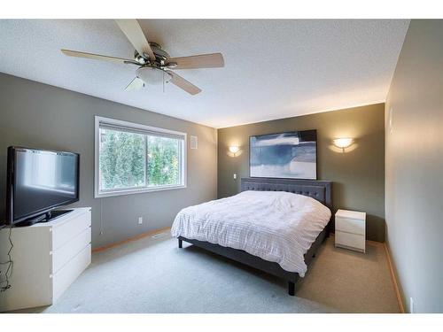 12461 Crestmont Boulevard Sw, Calgary, AB - Indoor Photo Showing Bedroom