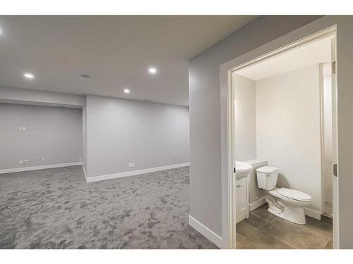 12461 Crestmont Boulevard Sw, Calgary, AB - Indoor Photo Showing Bathroom