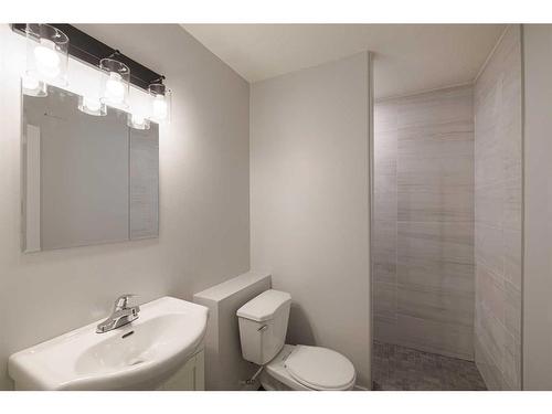 12461 Crestmont Boulevard Sw, Calgary, AB - Indoor Photo Showing Bathroom