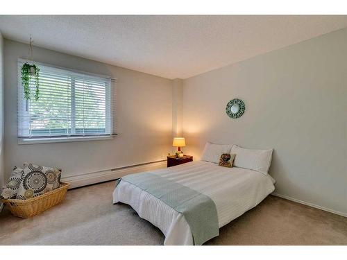 8203-315 Southampton Drive Sw, Calgary, AB - Indoor Photo Showing Bedroom