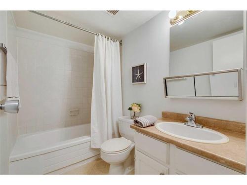 8203-315 Southampton Drive Sw, Calgary, AB - Indoor Photo Showing Bathroom