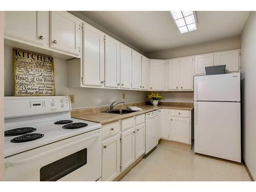 8203-315 Southampton Drive Sw, Calgary, AB - Indoor Photo Showing Kitchen