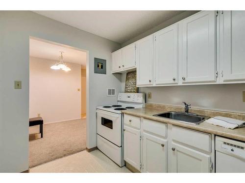 8203-315 Southampton Drive Sw, Calgary, AB - Indoor Photo Showing Kitchen