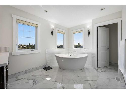 371 Chapala Point Se, Calgary, AB - Indoor Photo Showing Bathroom