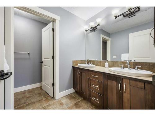 371 Chapala Point Se, Calgary, AB - Indoor Photo Showing Bathroom