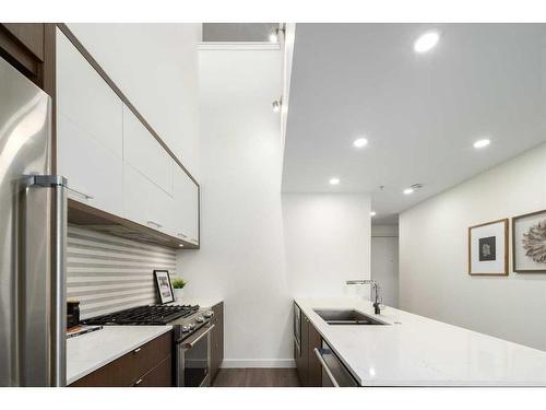 403-3450 19 Street Sw, Calgary, AB - Indoor Photo Showing Kitchen With Double Sink With Upgraded Kitchen