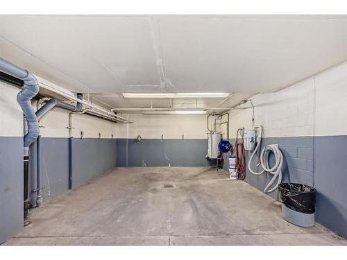 1007-920 5 Avenue Sw, Calgary, AB - Indoor Photo Showing Garage