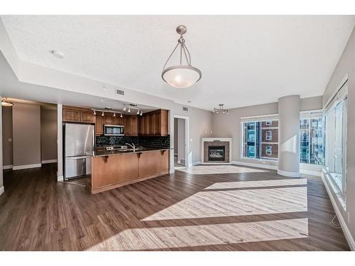 1007-920 5 Avenue Sw, Calgary, AB - Indoor With Fireplace