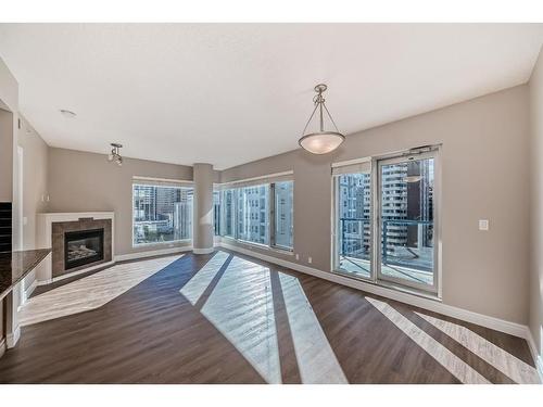 1007-920 5 Avenue Sw, Calgary, AB - Indoor With Fireplace