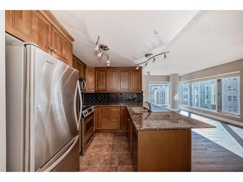 1007-920 5 Avenue Sw, Calgary, AB - Indoor Photo Showing Kitchen With Double Sink