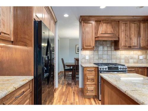 75 Hawkstone Close Nw, Calgary, AB - Indoor Photo Showing Kitchen