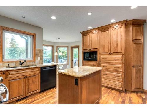 75 Hawkstone Close Nw, Calgary, AB - Indoor Photo Showing Kitchen