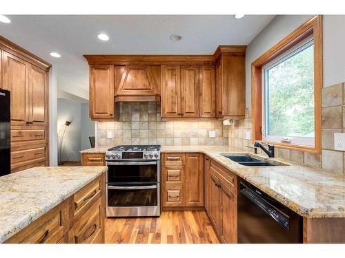 75 Hawkstone Close Nw, Calgary, AB - Indoor Photo Showing Kitchen With Double Sink With Upgraded Kitchen