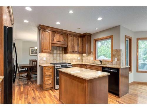 75 Hawkstone Close Nw, Calgary, AB - Indoor Photo Showing Kitchen