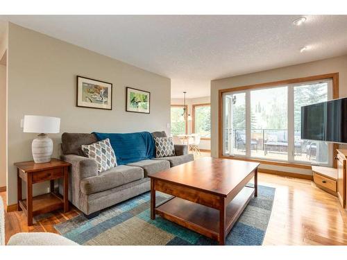 75 Hawkstone Close Nw, Calgary, AB - Indoor Photo Showing Living Room