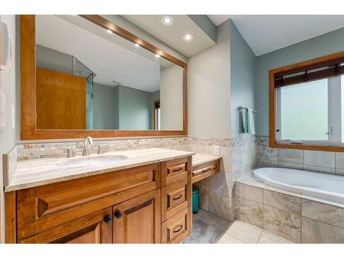 75 Hawkstone Close Nw, Calgary, AB - Indoor Photo Showing Bathroom