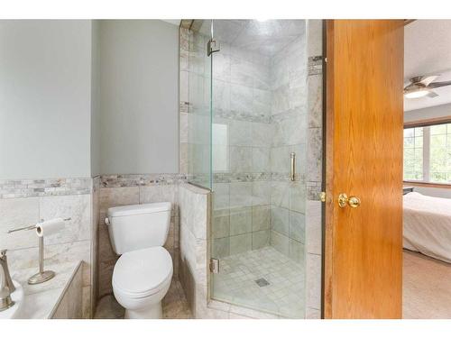 75 Hawkstone Close Nw, Calgary, AB - Indoor Photo Showing Bathroom