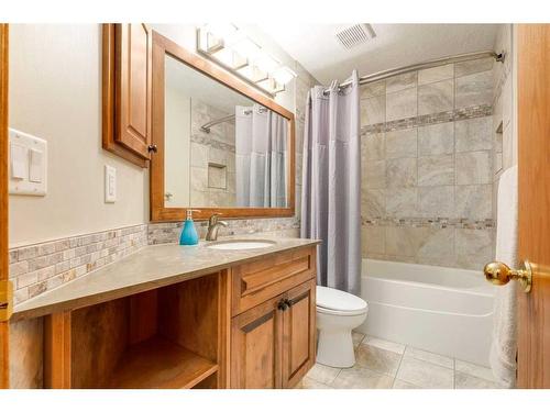 75 Hawkstone Close Nw, Calgary, AB - Indoor Photo Showing Bathroom