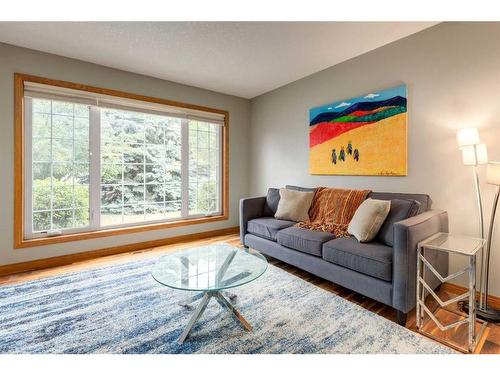 75 Hawkstone Close Nw, Calgary, AB - Indoor Photo Showing Living Room