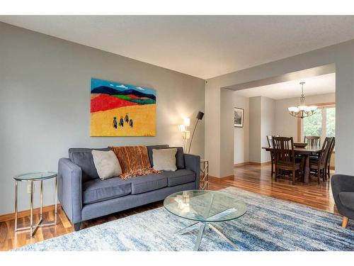 75 Hawkstone Close Nw, Calgary, AB - Indoor Photo Showing Living Room