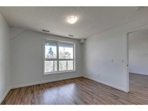 205-1629 38 Street Sw, Calgary, AB - Indoor Photo Showing Other Room