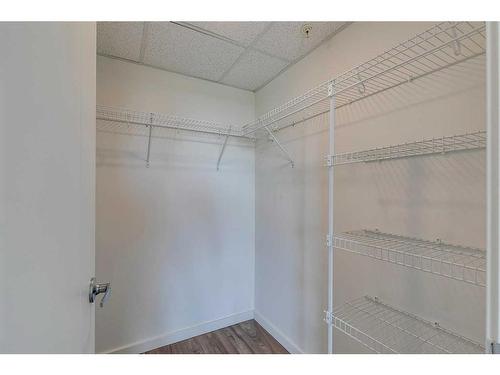 205-1629 38 Street Sw, Calgary, AB - Indoor With Storage