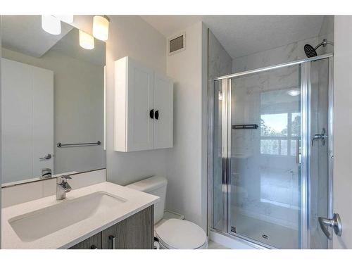 205-1629 38 Street Sw, Calgary, AB - Indoor Photo Showing Bathroom