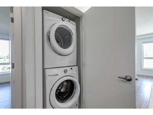 205-1629 38 Street Sw, Calgary, AB - Indoor Photo Showing Laundry Room