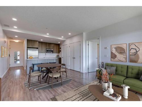 205-1629 38 Street Sw, Calgary, AB - Indoor Photo Showing Living Room