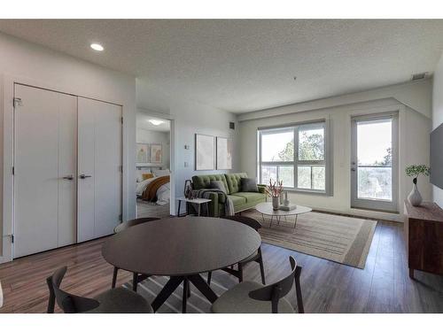 205-1629 38 Street Sw, Calgary, AB - Indoor Photo Showing Living Room