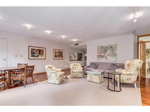 202C-500 Eau Claire Avenue Sw, Calgary, AB - Indoor Photo Showing Living Room