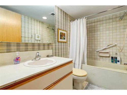 202C-500 Eau Claire Avenue Sw, Calgary, AB - Indoor Photo Showing Bathroom