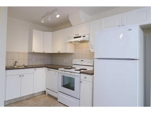 221-1010 Railway Street, Crossfield, AB - Indoor Photo Showing Kitchen