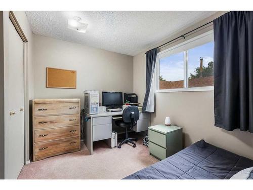 927 Riverbend Drive Se, Calgary, AB - Indoor Photo Showing Bedroom